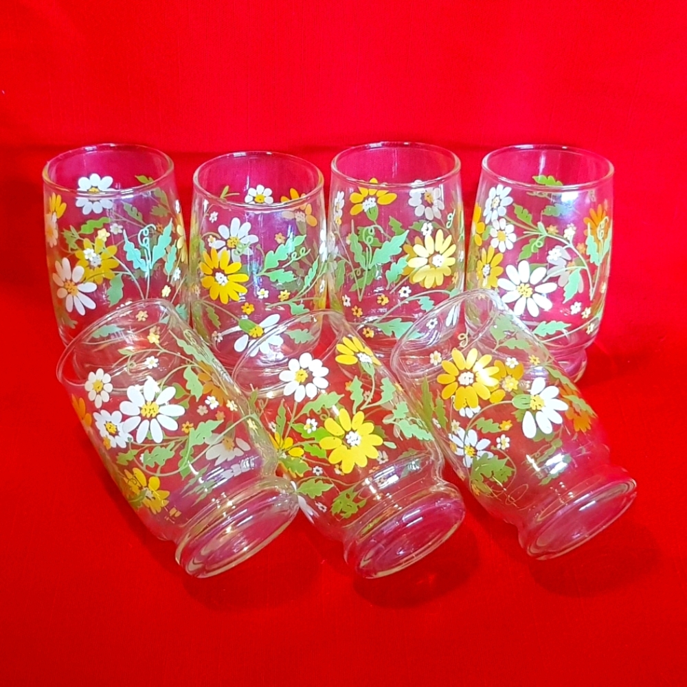 7 vintage daisy juice glasses